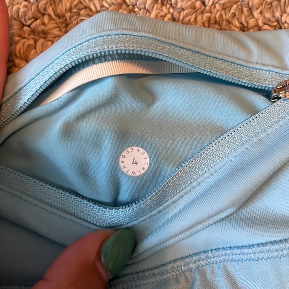 hydro blue lululemon run time shorts (size 4) - Picture 4 of 4